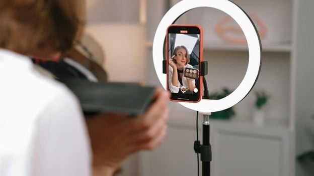 How to Become a Freelance Makeup Artist: Complete Career Guide 3 becoming a freelance makeup artist through the use of social media
